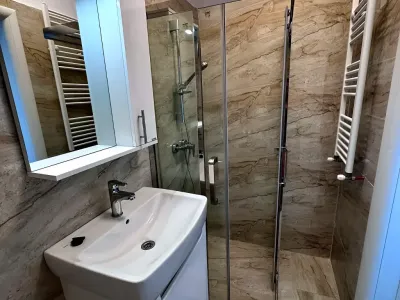 baie cu cabina de dus inchiriere apartament Sector 5 București